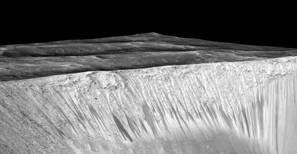 liquid water flowing on surface of mars
